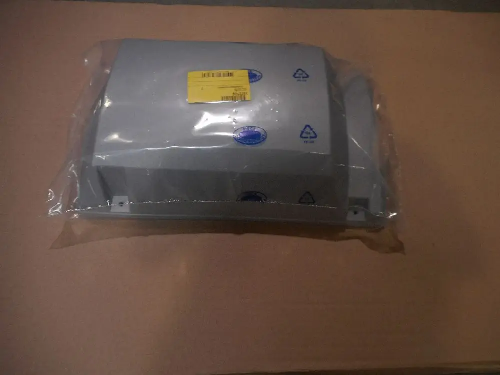 Verpackte Haube von Remeha, neutraler Farbton, in transparenter Folie. Sichtbare Etiketten und Recyclingzeichen. Liegt auf einem braunen Karton.